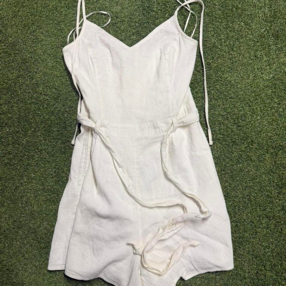 Hollister white linen romper with tie up straps and waist. Size S #summer #linen